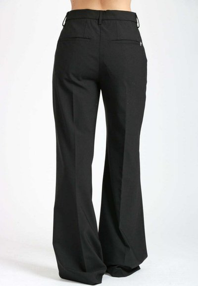 Pantaloni neri a gamba larga, vestibilità sartoriale, tessuto morbido, vita alta, con due tasche posteriori e minimalismo nei dettagli. Design e rifinitura puliti.