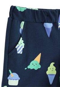 Marina blå bomullsshorts med resårmidja; har mönster med glasskoner och sundaes i pastellfärger; inkluderar sidofickor.