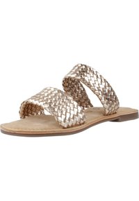 Sandalias deslizables tejidas de color dorado metálico con dos correas cruzadas anchas y una suela plana de tono marrón. Textura suave en la plantilla para mayor comodidad.