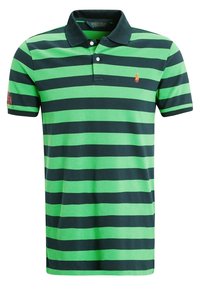 Grön och marinrandig polo med krage, tvåknapps stängning och litet broderat märke på bröstet. Tillverkad av bomullsmaterial.