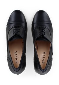 Scarpe in pelle nera con punta arrotondata e design cucito sulla parte superiore. Presentano una chiusura con lacci e una fodera interna liscia.