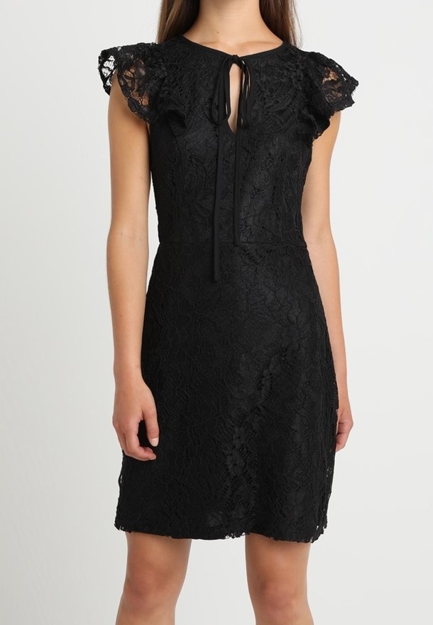Svart spetsklänning med korta, volangärmar, en nyckelhålsknäppning med knytning och en figurnära silhuett, med blommönster över hela.