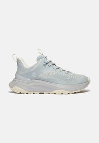 Hellblaue Sportschuhe mit Obermaterial aus Mesh, strukturiertem Muster und beiger Gummisohle. Verfügt über Schnürsenkel und eine Zuglasche an der Ferse.