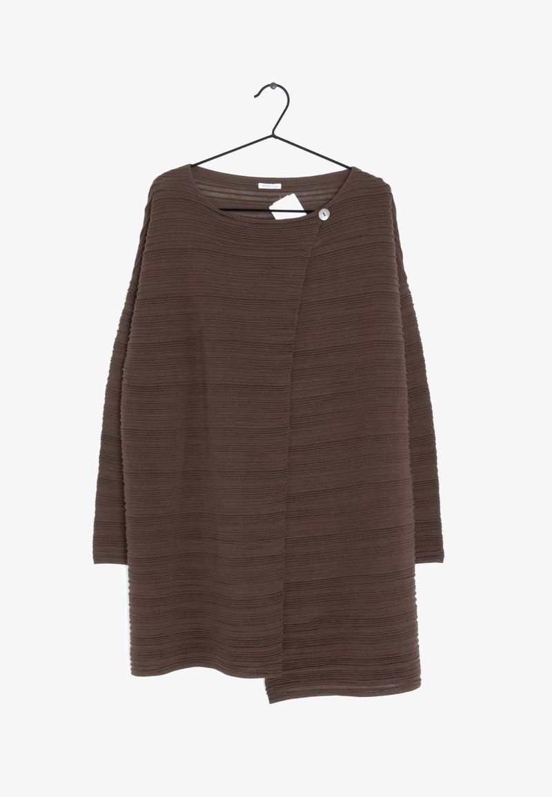 Cardigan marron à manches longues en maille texturée avec un devant asymétrique et un bouton près de l'encolure, suspendu sur un cintre noir.