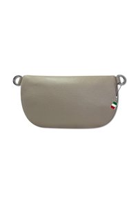 Gebogen, lichtgrijze leren pouch met een gestructureerd oppervlak, voorzien van twee metalen ringbevestigingen en een klein Italiaans vlaggetje.