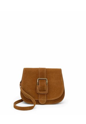 Sac bandoulière en daim marron avec une grande boucle rectangulaire et une longue sangle, sur fond blanc.