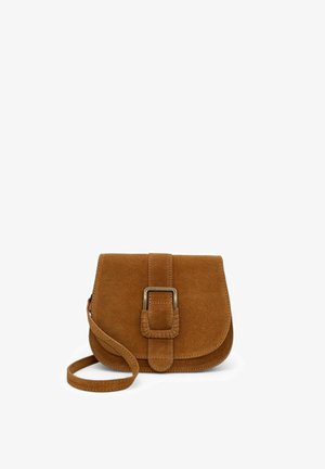 Sac bandoulière en daim marron avec une grande boucle rectangulaire et une longue sangle, sur fond blanc.