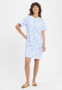 Katoenen blend jurk met een blauw bloemenpatroon op een witte achtergrond, korte mouwen, ronde halslijn en een knielange snit.
