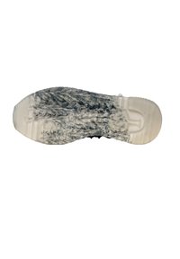 Suola di scarpa da ginnastica nera con motivi testurizzati; materiale in gomma traslucida; battistrada distintivo per una buona aderenza; sezione del tallone arrotondata; design superficiale dettagliato.