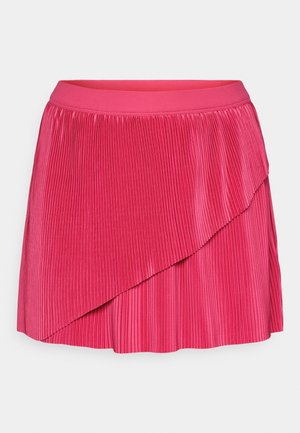 Jupe plissée rose avec une large ceinture élastique, présentant un design en couches avec des textures contrastées qui créent un intérêt visuel.