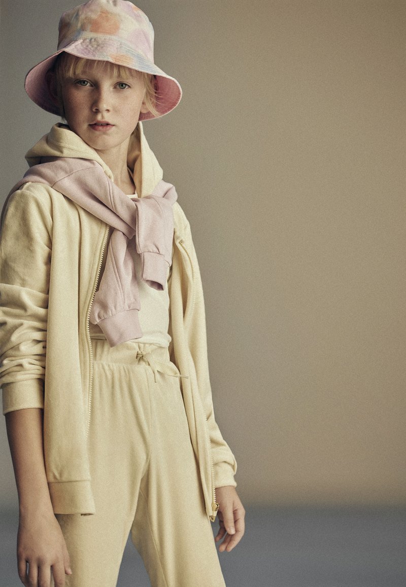 ONLY GIRLS KOGREBEL SET - Pantaloni sportivi - birch