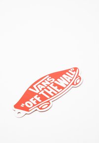 Punainen Vansin skeittilogo valkoisella tekstillä "Vans Off The Wall" yksinkertaisella valkoisella taustalla.