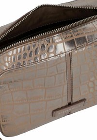 Borsa metallic bronzo con zip, in texture coccodrillo, accentuata da un pannello marrone liscio con il nome del brand "Burkely" impresso.