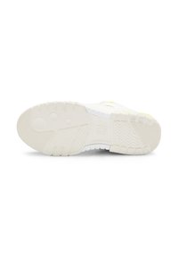 Sole di sneakers in gomma bianca con presa testurizzata, caratterizzata da un motivo misto di battistrada circolari e a zigzag, e una leggera curvatura nel tallone.