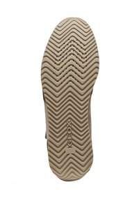 Suola di scarpa in gomma beige con un motivo a zigzag e fori di drenaggio. Marchiata con 'GEOX' sul lato per il branding.