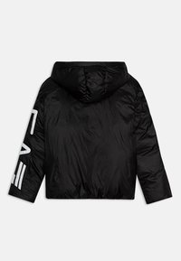 Giacca a prolunga nera con cappuccio, caratterizzata da una texture lucida e un design accorciato. Marchio bianco evidente sulla manica sinistra.