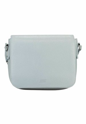 Sac à bandoulière en cuir texturé gris clair avec fermeture à rabat, forme rectangulaire et bandoulière réglable avec détails en métal argenté.