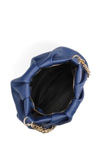 Blauwe leren handtas met gouden kettingband en open bovenkant die de zwarte stofvoering en ritssluiting onthult.