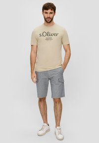 s.Oliver MIT GROSSEM LABEL - T-shirt print - beige