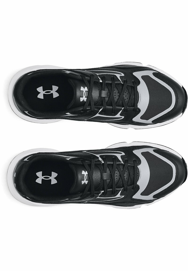 Scarpe sportive nere con tomaia in mesh e materiale sintetico, caratterizzate da dettagli e lacci bianchi, punta rotonda e logo Under Armour sulla soletta.