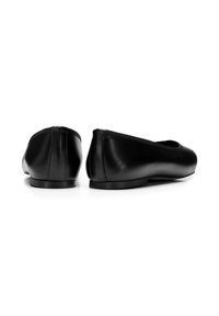 Schwarze Leder-Ballerinas mit runder Zehenpartie, niedrigem Absatz und minimalistischem Design. Glatte Textur mit dezenten Nähdetails.