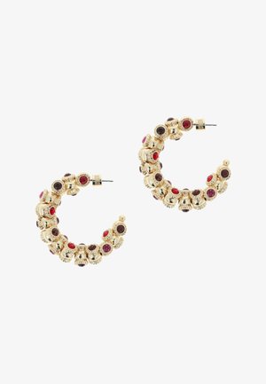 Gouden hangerogen versierd met stenen in verschillende kleuren, waaronder rood, paars en zwart; textuurontwerp met decoratieve accenten.