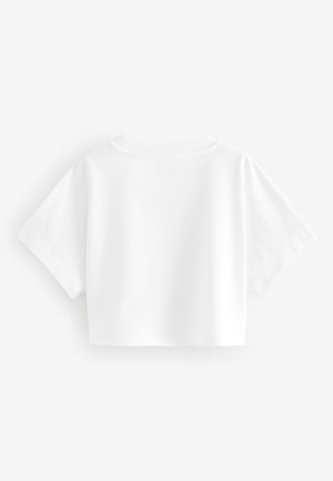 Biele krátke tričko s krátkymi, širokými rukávmi, zaobleným výstrihom a hladkým, mäkkým povrchom. Bez viditeľných vzorov alebo ozdôb.