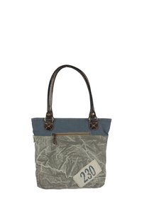 Tote bag met een gestructureerde lichtgrijze basis, blauwe bovenkant en bruine handvatten. Beschikt over een ritsvak en een stoffen patch met het nummer "230."