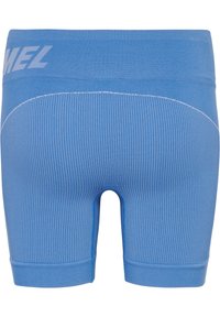 Blå träningsshorts med ribbad textur, med ett enfärgat midjeband och vita sömslagningsdetaljer längs sidorna.