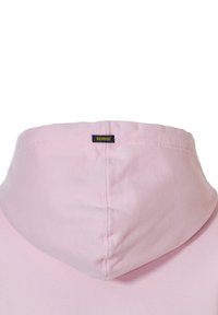 Lichtroze hoodie met een ronde halslijn en een verstelbare capuchon met koord. Voorzien van een zwart label dat op de achterkant is gestikt. Zachte materia textuur.