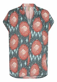 Kortærmet bluse i mørkeblå stof med store røde blomstermønstre, hvide prikker og turkise accenter; V-hals design.