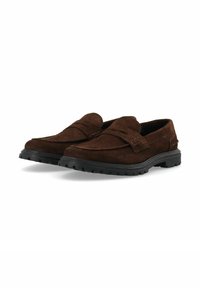 Mocasines de ante marrón con una suela de goma negra gruesa, un upper texturizado y un detalle de doble correa en el empeine.