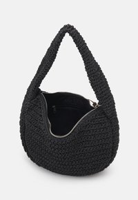 Sac d'épaule noir en crochet avec une large bandoulière et une fermeture éclair argentée partiellement ouverte, révélant un intérieur noir et une poche intérieure zippée.