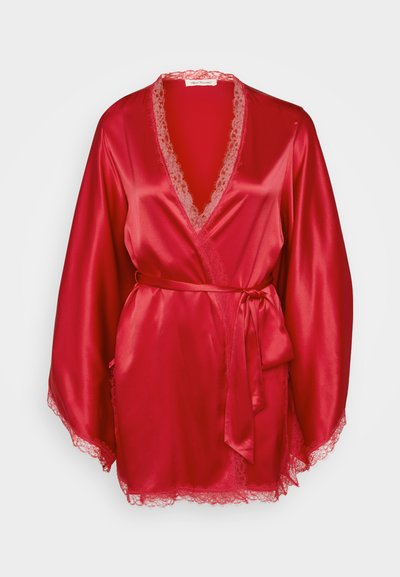 Accappatoio rosso in raso con bordo in pizzo, scollatura a V, maniche larghe e vita regolabile. Presenta una texture liscia e delicati dettagli in pizzo all'orlo.