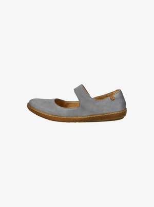 Ballerine in suede grigio con punta rotonda, cinturino elastico e suola in gomma marrone. Presenta dettagli cuciti e un piccolo accento con logo.