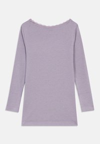 Blusa de manga longa em tecido ribateado cor lavanda clara. Apresenta um decote escalope e uma silhueta ajustada. Sem logótipos ou padrões visíveis.