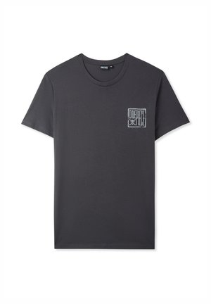 Maglietta in cotone grigia con maniche corte e collo rotondo, con un piccolo logo grafico bianco nell'angolo in alto a sinistra.