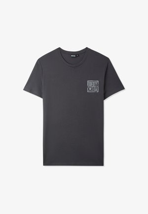 Maglietta in cotone grigia con maniche corte e collo rotondo, con un piccolo logo grafico bianco nell'angolo in alto a sinistra.