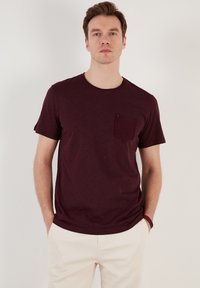 Buratti - CREW NECK POCKET - Osnovna majica kratkih rukava - maroon Minijatura 1