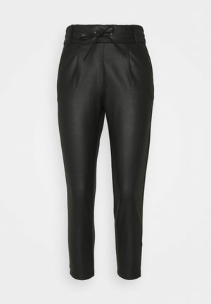Črne hlače iz umetnega usnja z vrvico v pasu, zožanimi nogami in sprednjimi pregibi. Gladka tekstura z elegantnim, sijočim zaključkom.