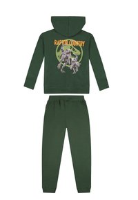 Zestaw zielonego sweatshirtu i spodni z grafikiem dinozaura na plecach, z napisem "RAPTOR COUNTRY" w kolorze pomarańczowym. Miękki materiał bawełniany.
