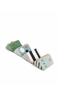 Mjuka triangulära plyschblock i grön, blå, rosa och grå med varierade mönster och texturer, inklusive prickar, ränder och enfärgad.