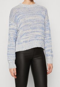 Gebreide trui in lichtblauw met witte strepen, met een geribbelde ronde hals en manchetten, een verkorte zoom en een losse pasvorm.