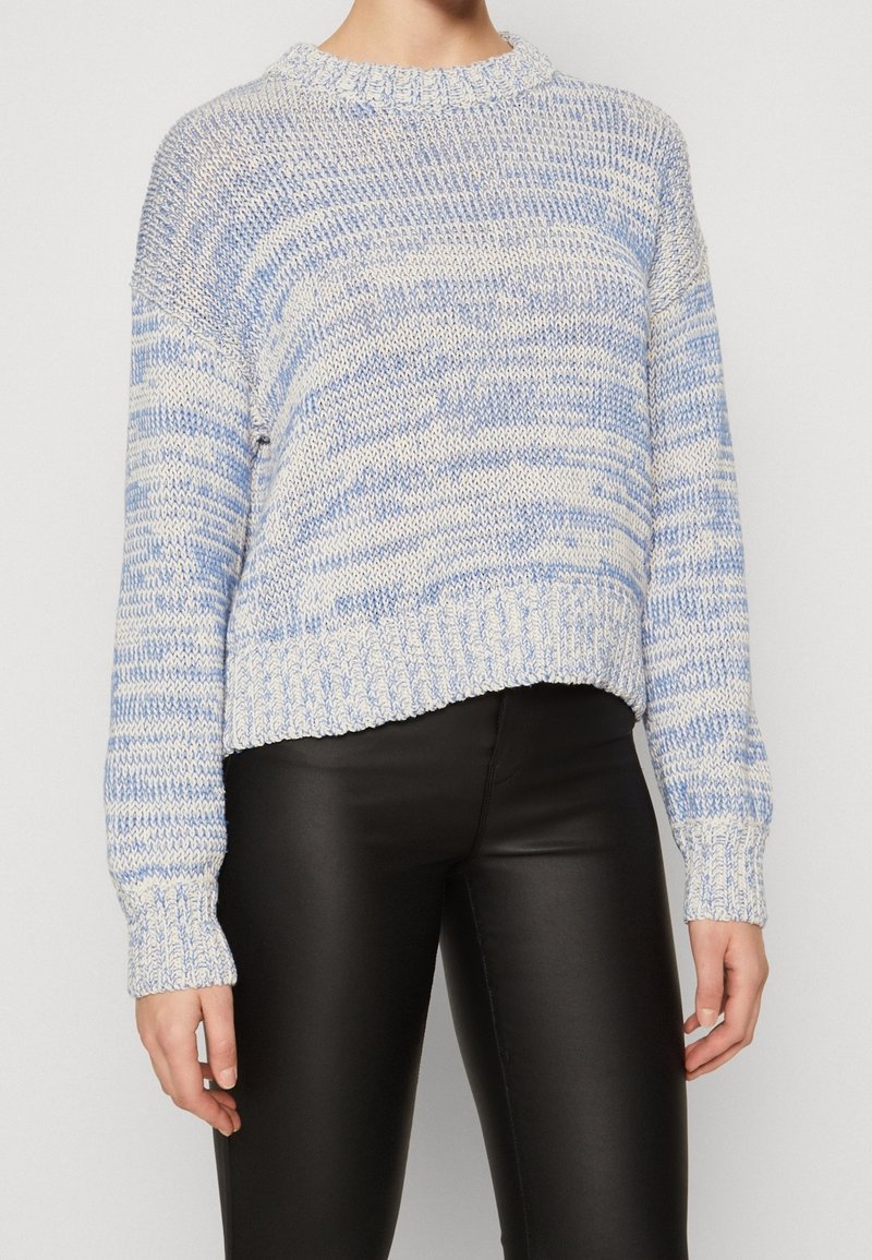Gebreide trui in lichtblauw met witte strepen, met een geribbelde ronde hals en manchetten, een verkorte zoom en een losse pasvorm.