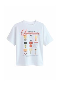 Tricou alb din bumbac cu imprimeu grafic ce prezintă diverse modele de lampi în culori precum galben, verde și roșu, cu cuvintele "Simplicité Lumineuse."