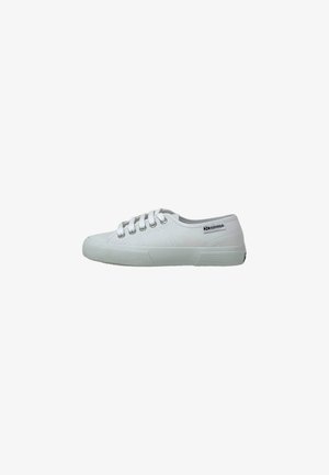 Sneaker bianca bassa in tela con lacci bianchi, suola in gomma e piccolo logo Superga sul lato.