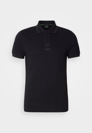 Melnas kokvilnas polo krekls ar apkakli, īsām piedurknēm, nelielu logotipu uz krūtīm un gludu tekstūru.