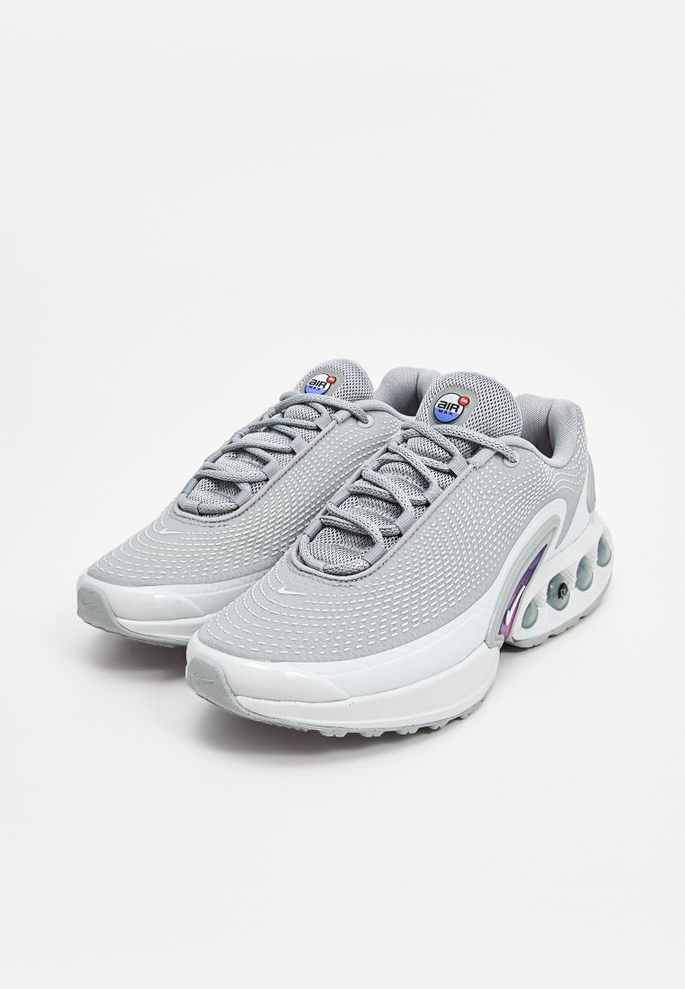 Baskets de sport grises avec une tige en maille respirante, un motif texturé et un amorti en air visible. Comprend des lacets, un logo et un bout arrondi.