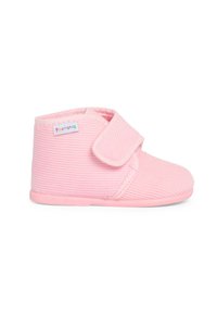 Botte en tissu rose avec texture côtelée, fermeture par velcro, bout arrondi et semelle flexible. Étiquette de marque visible sur le côté.