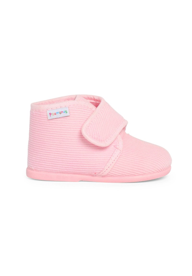 Botte en tissu rose avec texture côtelée, fermeture par velcro, bout arrondi et semelle flexible. Étiquette de marque visible sur le côté.
